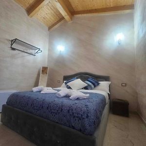 Camera grande con letto king size